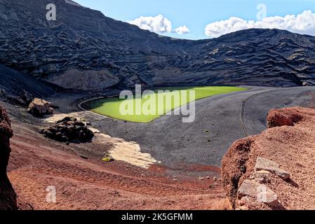 Der Charco de los Clicos (Charco Verde) oder Green Lake, ein grüner Binnensee in der Nähe von El Golfo auf der Insel Lanzarote, Kanarische Inseln, Spanien. Der Stockfoto