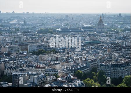 Panoramablick vom zweiten Stock des Eiffelturms in Paris. Blick auf die Gebäude, Parks Stockfoto