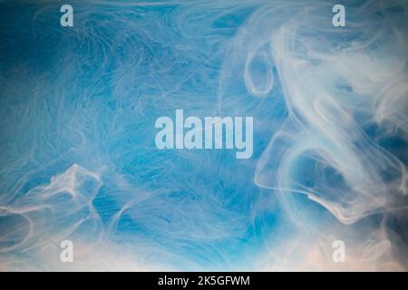 Abstrakte flüssige Acrylmalerei. Marmorierte weiße abstrakte Tintenwolke auf blauem Hintergrund. Muster aus flüssigem Marmor. Moderne Kunst Stockfoto