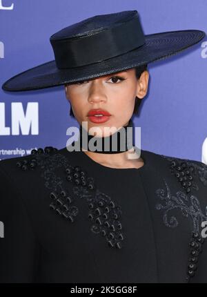 London, Großbritannien. 08. Oktober 2022. 8.. Oktober 2022. London, Großbritannien. Taylor Russell bei der Ankunft bei der BFI London Film Festival Premiere von Bones and All, Royal Festival Hall. Quelle: Doug Peters/Alamy Live News Stockfoto