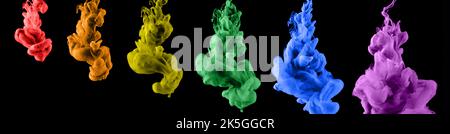 Abstraktes fließendes Regenbogen Acrylgemälde. LGBT-Farben abstrakt Tintenwolke auf schwarzem Hintergrund. Muster aus flüssigem Marmor. LGBTQ Stockfoto