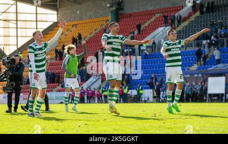 McDiarmid Park, Perth, Großbritannien. 8. Oktober 2022. Schottischer Premier League-Fußball, St. Johnstone gegen Celtic: Die keltischen Spieler Stephen Welsh Giorgos Giakoumakis Alexandro Bernabei feiern nach dem Spiel Credit: Action Plus Sports/Alamy Live News Stockfoto