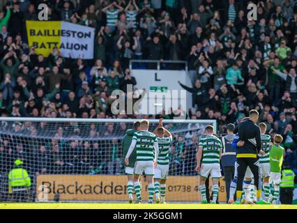 McDiarmid Park, Perth, Großbritannien. 8. Oktober 2022. Schottischer Premier League-Fußball, St. Johnstone gegen Celtic: Celtic-Fans feiern mit ihrem Team nach ihrem Sieg Credit: Action Plus Sports/Alamy Live News Stockfoto