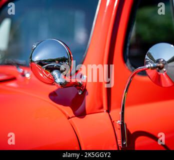 Nahaufnahme eines Scheinwerfers auf einem restaurierten antiken Pickup-Truck auf einer Autoshow auf einem sonnigen day.used Stockfoto