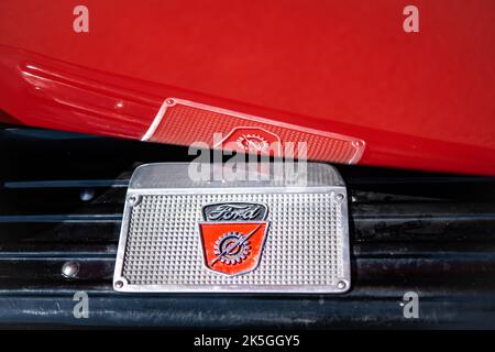 NISSWO, MN â €" 30. JULI 2022: Nahaufnahme von Trittbrett eines restaurierten antiken Ford Pickup-LKW, mit Marken-Emblem-Logo, und Reflexion in der hellen rot lackierten Türscheibe. Stockfoto
