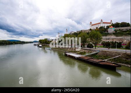 Bratislava historische Stadtzentrum mit der Burg über Donau, Bratislava, Slowakei Stockfoto