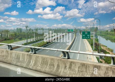 Yangzhou, Jiangsu, China. Unterteilt Autobahn zwischen Yangzhou und Runyang Yangtze River Bridge. Stockfoto