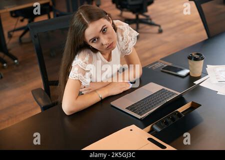 Erschöpfter Mitarbeiter des Unternehmens, der unter einem Arbeitsausschnacken leidet Stockfoto