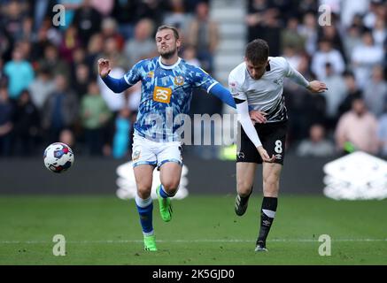 James Wilson von Port Vale (links) und Max Bird von Derby County kämpfen während des Sky Bet League One-Spiels im Pride Park Stadium, Derby, um den Ball. Bilddatum: Samstag, 8. Oktober 2022. Stockfoto