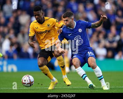 Nelson Semedo von Wolverhampton Wanderers (links) und Christian Pulisic von Chelsea kämpfen während des Spiels der Premier League in Stamford Bridge, London, um den Ball. Bilddatum: Samstag, 8. Oktober 2022. Stockfoto