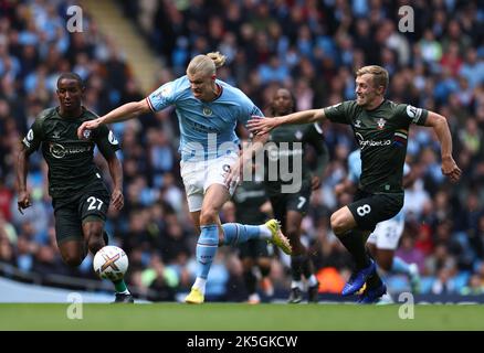 Manchester, England, 8.. Oktober 2022. James ward-Prowse von Southampton hält Erling Haaland von Manchester City nicht auf, da er während des Spiels der Premier League im Etihad Stadium in Manchester nach vorne aufgeht. Bildnachweis sollte lauten: Darren Staples / Sportimage Stockfoto