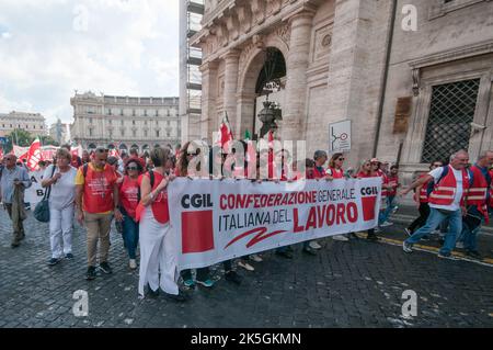 Rom, Italien. 08. Oktober 2022. Rom 8. Oktober 2022: Die CGIL, ein Jahr nach dem Angriff auf die nationale Zentrale des Corso d'Italia. Manifesta auf dem Platz in Rom forderte die CGIL gemeinsam mit Verbänden, internationalen Gewerkschaften Italien und Europa auf, die Fragen der Arbeit und der sozialen Gerechtigkeit in den Mittelpunkt zu stellen, und die nächste Regierung wird ihre zehn Vorschläge neu auflegen. PS: Das Foto kann in Übereinstimmung mit dem Kontext verwendet werden, in dem es aufgenommen wurde, und ohne die diffamierende Absicht des Dekors der vertretenen Menschen. Kredit: Unabhängige Fotoagentur/Alamy Live Nachrichten Stockfoto