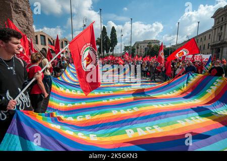 Rom, Italien. 08. Oktober 2022. Rom 8. Oktober 2022: Die CGIL, ein Jahr nach dem Angriff auf die nationale Zentrale des Corso d'Italia. Manifesta auf dem Platz in Rom forderte die CGIL gemeinsam mit Verbänden, internationalen Gewerkschaften Italien und Europa auf, die Fragen der Arbeit und der sozialen Gerechtigkeit in den Mittelpunkt zu stellen, und die nächste Regierung wird ihre zehn Vorschläge neu auflegen. PS: Das Foto kann in Übereinstimmung mit dem Kontext verwendet werden, in dem es aufgenommen wurde, und ohne die diffamierende Absicht des Dekors der vertretenen Menschen. Kredit: Unabhängige Fotoagentur/Alamy Live Nachrichten Stockfoto