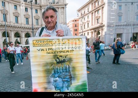 Rom, Italien. 08. Oktober 2022. Rom 8. Oktober 2022: Die CGIL, ein Jahr nach dem Angriff auf die nationale Zentrale des Corso d'Italia. Manifesta auf dem Platz in Rom forderte die CGIL gemeinsam mit Verbänden, internationalen Gewerkschaften Italien und Europa auf, die Fragen der Arbeit und der sozialen Gerechtigkeit in den Mittelpunkt zu stellen, und die nächste Regierung wird ihre zehn Vorschläge neu auflegen. PS: Das Foto kann in Übereinstimmung mit dem Kontext verwendet werden, in dem es aufgenommen wurde, und ohne die diffamierende Absicht des Dekors der vertretenen Menschen. Kredit: Unabhängige Fotoagentur/Alamy Live Nachrichten Stockfoto