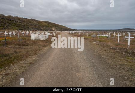 Straße in den alten Friedhof am Ufer des Arktischen Ozeans mit einem Kamm von Häusern in Iqaluit, Nunavut Stockfoto