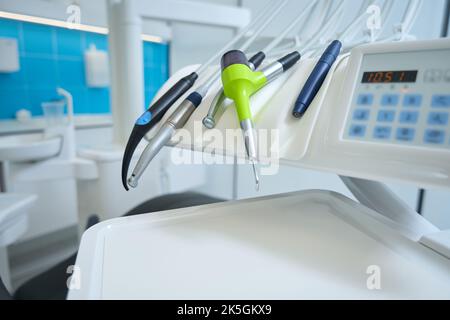 Dentalinstrumente. Scaler und tragbare Sauger in der Zahnklinik Stockfoto