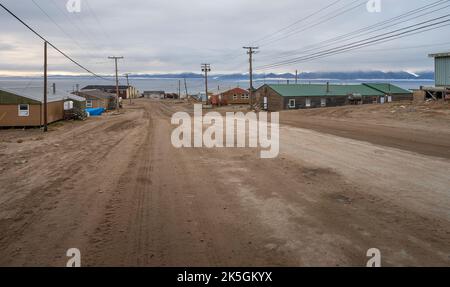 Straßenlandschaft mit Häusern mit Blick auf den Arktischen Ozean am Pond Inlet (Mittimatalik), Nunavut Stockfoto