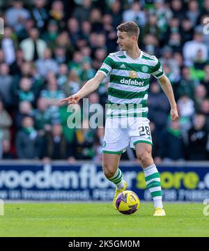 McDiarmid Park, Perth, Großbritannien. 8. Oktober 2022. Schottischer Premier League-Fußball, St. Johnstone versus Celtic: Oliver Abildgaard von Celtic am Ball Kredit: Action Plus Sports/Alamy Live News Stockfoto