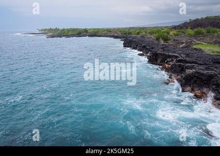 Zerklüftete Südküste von kona mit Blick auf die Alahaka Bay abseits des nationalen historischen Pfades von Ala Kahakai Stockfoto