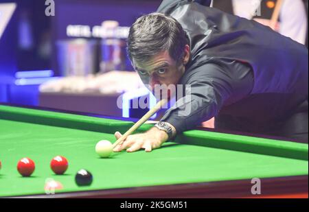 Hongkong, China. 8. Oktober 2022. Ronnie O'Sullivan aus England spielt beim Snooker-Turnier der Hong Kong Masters in Hongkong, Südchina, am 8. Oktober 2022 im Halbfinalspiel gegen Neil Robertson aus Australien einen Schuss. Quelle: Lo Ping Fai/Xinhua/Alamy Live News Stockfoto
