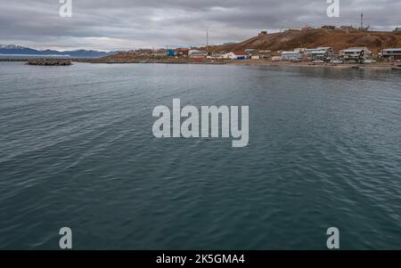 Blick auf das Dorf Pond Inlet (Mittimatalik) von der anderen Seite der Bucht am Arktischen Ozean Stockfoto