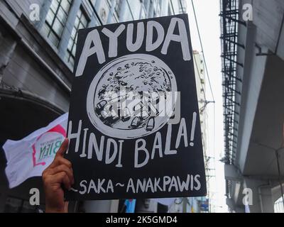 Manila, Philippinen. 08. Oktober 2022. Eine Protesterin hält während der Demonstration ein Plakat, auf dem sie ihre Meinung zum Ausdruck bringt. Militante Gruppen veranstalteten in Manila einen Protest im Zusammenhang mit Ferdinand Marcos Jr., der 100 Tage als philippinischer Präsident an der Macht war. Kredit: SOPA Images Limited/Alamy Live Nachrichten Stockfoto