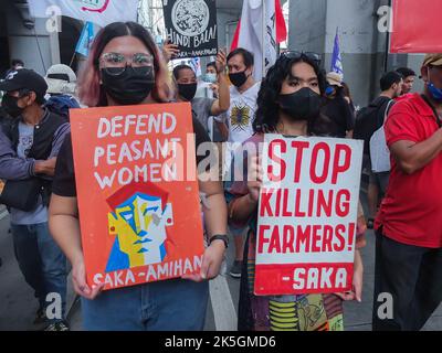 Manila, Philippinen. 08. Oktober 2022. Militante Demonstranten halten während der Demonstration Plakate mit ihrer Meinung. Militante Gruppen veranstalteten in Manila einen Protest im Zusammenhang mit Ferdinand Marcos Jr., der 100 Tage als philippinischer Präsident an der Macht war. Kredit: SOPA Images Limited/Alamy Live Nachrichten Stockfoto