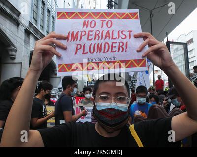 Manila, Philippinen. 08. Oktober 2022. Eine Protesterin hält während der Demonstration ein Plakat, auf dem sie ihre Meinung zum Ausdruck bringt. Militante Gruppen veranstalteten in Manila einen Protest im Zusammenhang mit Ferdinand Marcos Jr., der 100 Tage als philippinischer Präsident an der Macht war. Kredit: SOPA Images Limited/Alamy Live Nachrichten Stockfoto