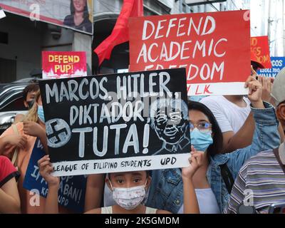 Manila, Philippinen. 08. Oktober 2022. Militante Demonstranten halten während der Demonstration Plakate mit ihrer Meinung. Militante Gruppen veranstalteten in Manila einen Protest im Zusammenhang mit Ferdinand Marcos Jr., der 100 Tage als philippinischer Präsident an der Macht war. Kredit: SOPA Images Limited/Alamy Live Nachrichten Stockfoto