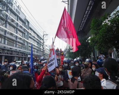 Manila, Philippinen. 08. Oktober 2022. Militante Demonstranten überhäuften sich während der Demonstration entlang der Recto Avenue. Militante Gruppen veranstalteten in Manila einen Protest im Zusammenhang mit Ferdinand Marcos Jr., der 100 Tage als philippinischer Präsident an der Macht war. Kredit: SOPA Images Limited/Alamy Live Nachrichten Stockfoto