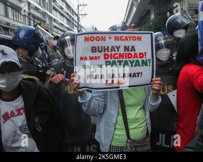 Manila, Philippinen. 08. Oktober 2022. Eine Protesterin hält während der Demonstration ein Plakat, auf dem sie ihre Meinung zum Ausdruck bringt. Militante Gruppen veranstalteten in Manila einen Protest im Zusammenhang mit Ferdinand Marcos Jr., der 100 Tage als philippinischer Präsident an der Macht war. Kredit: SOPA Images Limited/Alamy Live Nachrichten Stockfoto