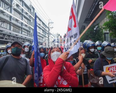 Manila, Philippinen. 08. Oktober 2022. Ein Protestler sah während der Demonstration eine Flagge schwenken. Militante Gruppen veranstalteten in Manila einen Protest im Zusammenhang mit Ferdinand Marcos Jr., der 100 Tage als philippinischer Präsident an der Macht war. Kredit: SOPA Images Limited/Alamy Live Nachrichten Stockfoto