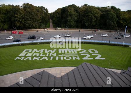 Blick von der Siegessäule auf die Straße des 17. Juni und das Berlin-Marathon-Logo 2022 Stockfoto