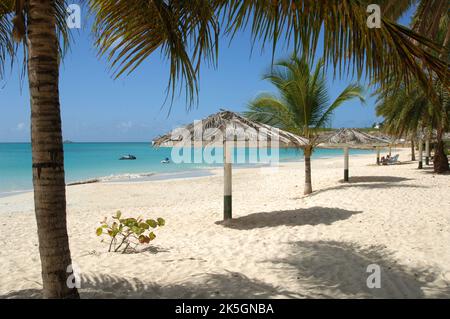 Ein Strand in Antigua in der Karibik. Stockfoto