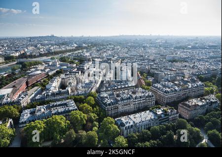 Panoramablick vom zweiten Stock des Eiffelturms in Paris. Blick auf die Gebäude, Parks mit historischem Monmartre im Hintergrund Stockfoto