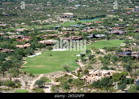 Von oben aus hat man einen Blick auf einen Golfplatz, der mitten in der Sonoran Desert in Scottsdale, Arizona, gebaut wurde Stockfoto