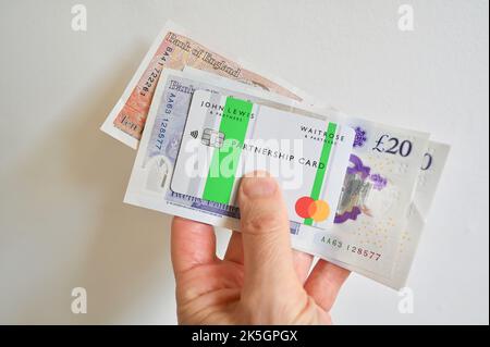 John Lewis Partnership Card und Cash. Stockfoto