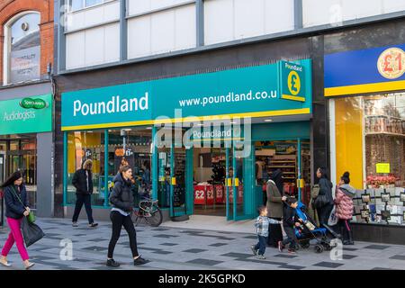 Slough, berkshire, Großbritannien. 8.. Oktober 2022. Shopper in Slough High kaufen heute in Pound Shops ein. Viele Familien kämpfen mit der Verschärmmerung der Lebenshaltungskosten um ihre Bewältigung. Quelle: Maureen McLean/Alamy Live News Stockfoto