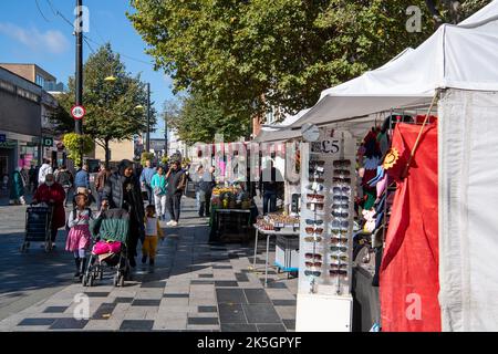 Slough, berkshire, Großbritannien. 8.. Oktober 2022. Shopper in Slough High heute. Viele Familien kämpfen mit der Verschärmmerung der Lebenshaltungskosten um ihre Bewältigung. Quelle: Maureen McLean/Alamy Live News Stockfoto