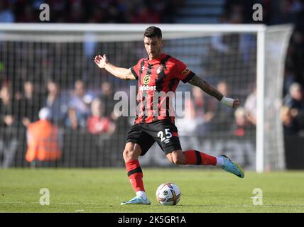 Bournemouth, Großbritannien. 08. Oktober 2022. 8.. August 2022; Vitality Stadium, Boscombe, Dorset, England: Premiership Football, AFC Bournemouth versus Leicester City : Marcos Senesi von Bournemouth spielt den Ball nach vorne Kredit: Action Plus Sports Images/Alamy Live News Stockfoto