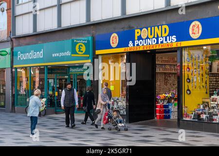 Slough, berkshire, Großbritannien. 8.. Oktober 2022. Shopper in Slough High kaufen heute in Pound Shops ein. Viele Familien kämpfen mit der Verschärmmerung der Lebenshaltungskosten um ihre Bewältigung. Quelle: Maureen McLean/Alamy Live News Stockfoto