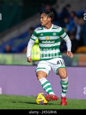 McDiarmid Park, Perth, Großbritannien. 8. Oktober 2022. Schottischer Premier League-Fußball, St. Johnstone versus Celtic: REO Hatate of Celtic am Ball Kredit: Action Plus Sports/Alamy Live News Stockfoto