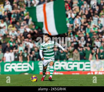 McDiarmid Park, Perth, Großbritannien. 8. Oktober 2022. Schottischer Premier League-Fußball, St. Johnstone versus Celtic: REO Hatate of Celtic am Ball Kredit: Action Plus Sports/Alamy Live News Stockfoto