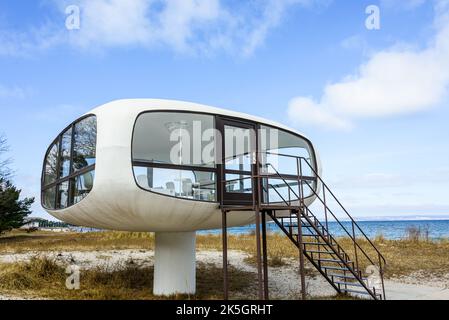 Ostseeinsel Rügen an einem sonnigen Winternachmittag am Strand ein Pavillon in dem Hochzeitspaare getraut werden können Stockfoto