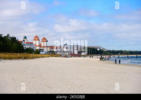 Ostseeinsel Rügen an einem sonnigen Winternachmittag Spaziergänger am herrlichen langen Sandstrand Stockfoto