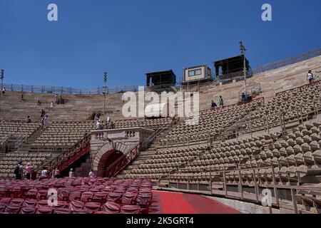 Verona, Italien - 13. Juli 2022 - die Arena von Verona - römisches Amphitheater in Verona an einem schönen Sommertag Stockfoto