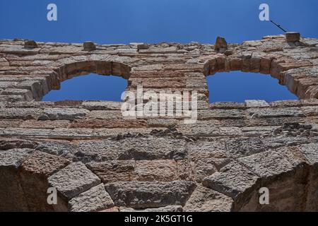 Verona, Italien - 13. Juli 2022 - die Arena von Verona - römisches Amphitheater in Verona an einem schönen Sommertag Stockfoto