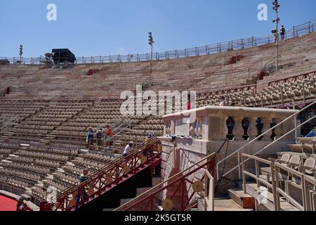 Verona, Italien - 13. Juli 2022 - die Arena von Verona - römisches Amphitheater in Verona an einem schönen Sommertag Stockfoto