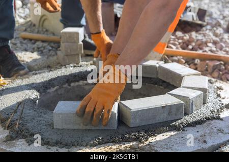 Der Bau von Grube für Klärgrube, Rekonstruktion septische Mannlöcher Ersatz Abwassersysteme Stockfoto