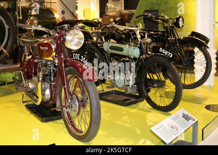 1878 Drehdreirad und 1939 Triumph Speed Twin. Stockfoto